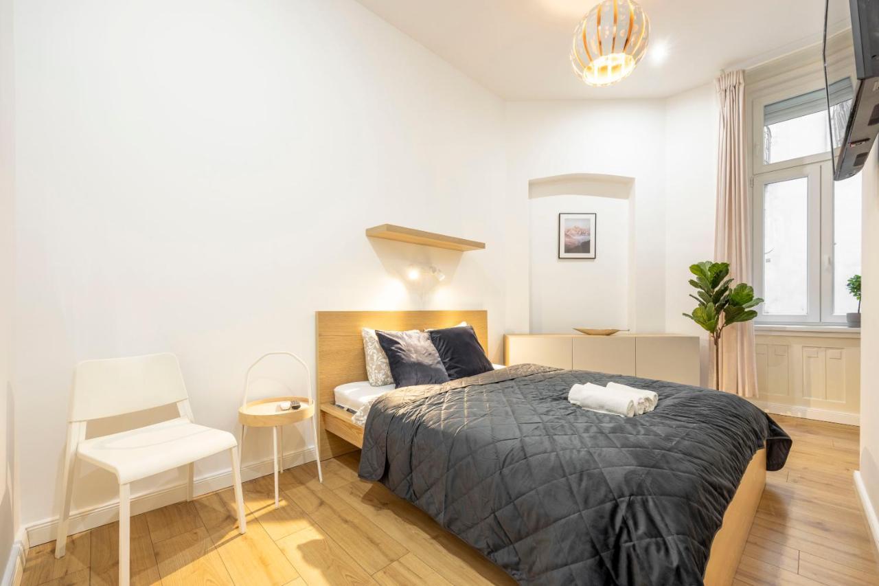 Central Grand Apartment With 5Bedrm 2Bathroom Budapest Exterior photo