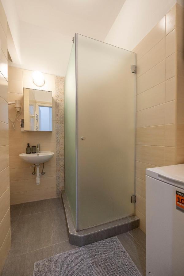 Central Grand Apartment With 5Bedrm 2Bathroom Budapest Exterior photo
